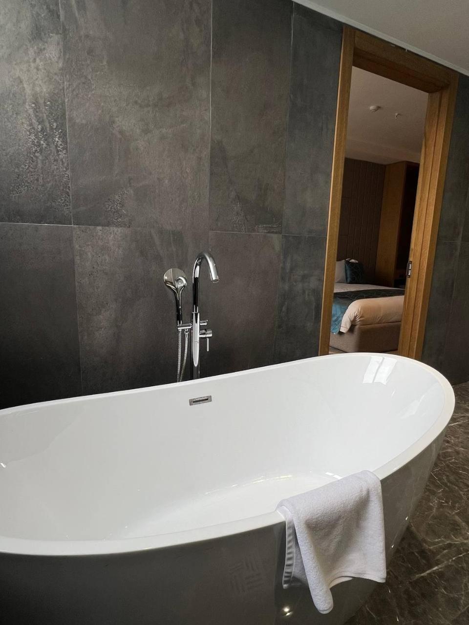 Sofia International Hotel Biszkek Zewnętrze zdjęcie